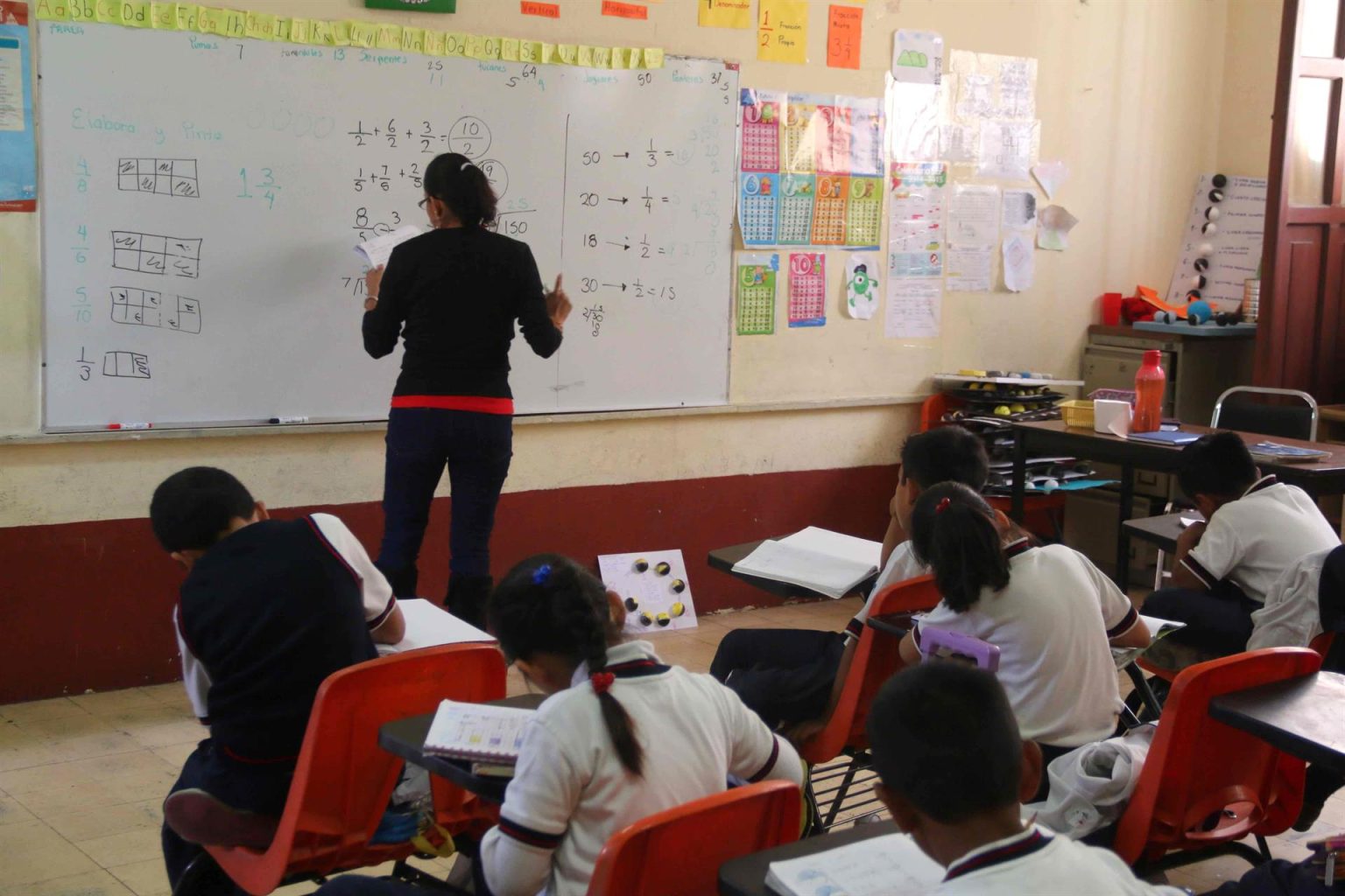 Niños asisten a clase en una escuela urbana del estado de Oaxaca (México). EFE/Mario Arturo Martínez