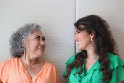 La cantante argentina, Amanda Miguel (i) y su hija Ana Victoria Boccadoro (d) posan para fotos hoy, durante una entrevista para Efe en Ciudad de México (México). EFE/Sáshenka Gutiérrez