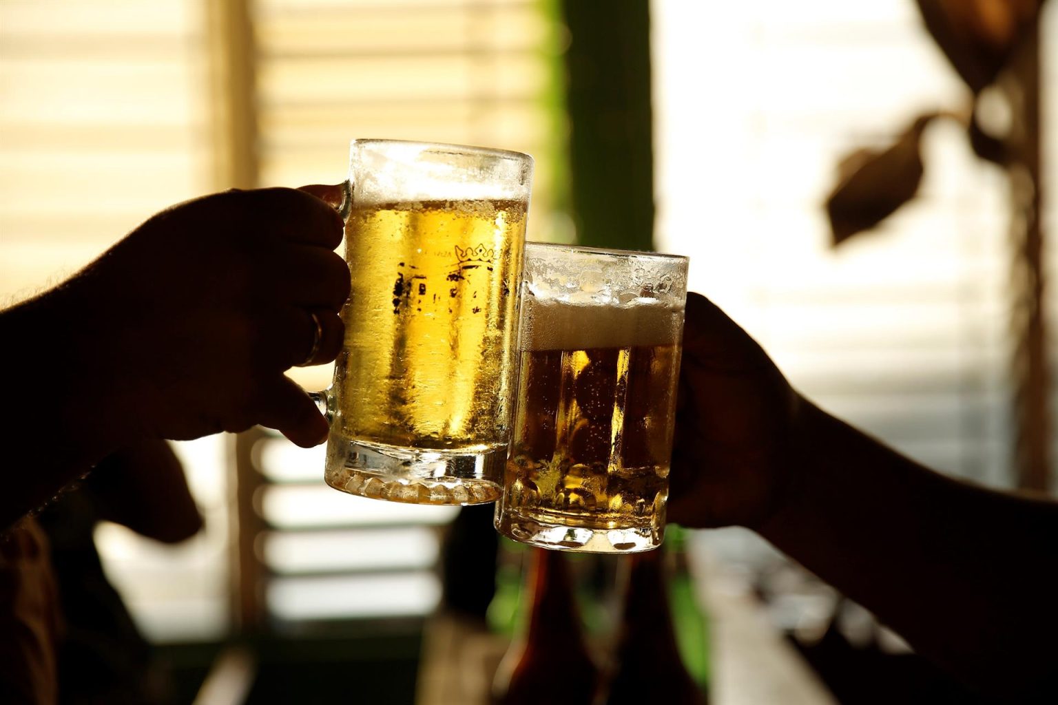 Fotografía de archivo que muestra a personas tomando cerveza en un bar. EFE/Rodrigo Sura