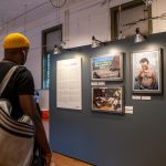 Personas visitan las obras fotográficas de los participantes en el Latin American Foto Festival hoy jueves durante la jornada de inauguración de la quinta edición en el Bronx Documentary Center (BDC) ubicado en el vecindario de Melrose en el sur de El Bronx, Nueva York (EE. UU). EFE/Ángel Colmenares