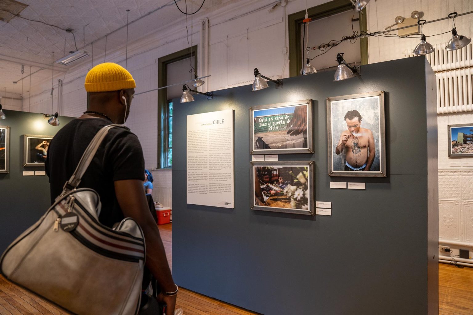 Personas visitan las obras fotográficas de los participantes en el Latin American Foto Festival hoy jueves durante la jornada de inauguración de la quinta edición en el Bronx Documentary Center (BDC) ubicado en el vecindario de Melrose en el sur de El Bronx, Nueva York (EE. UU). EFE/Ángel Colmenares