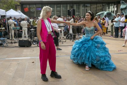 Los actores de 'Quince', Saige Larmer (L), y Sara Gutiérrez (R), bailan mientras toca un mariachi en la Plaza, en el Lincoln Center , en Nueva York, Nueva York. EFE/EPA/SARAH YENESEL