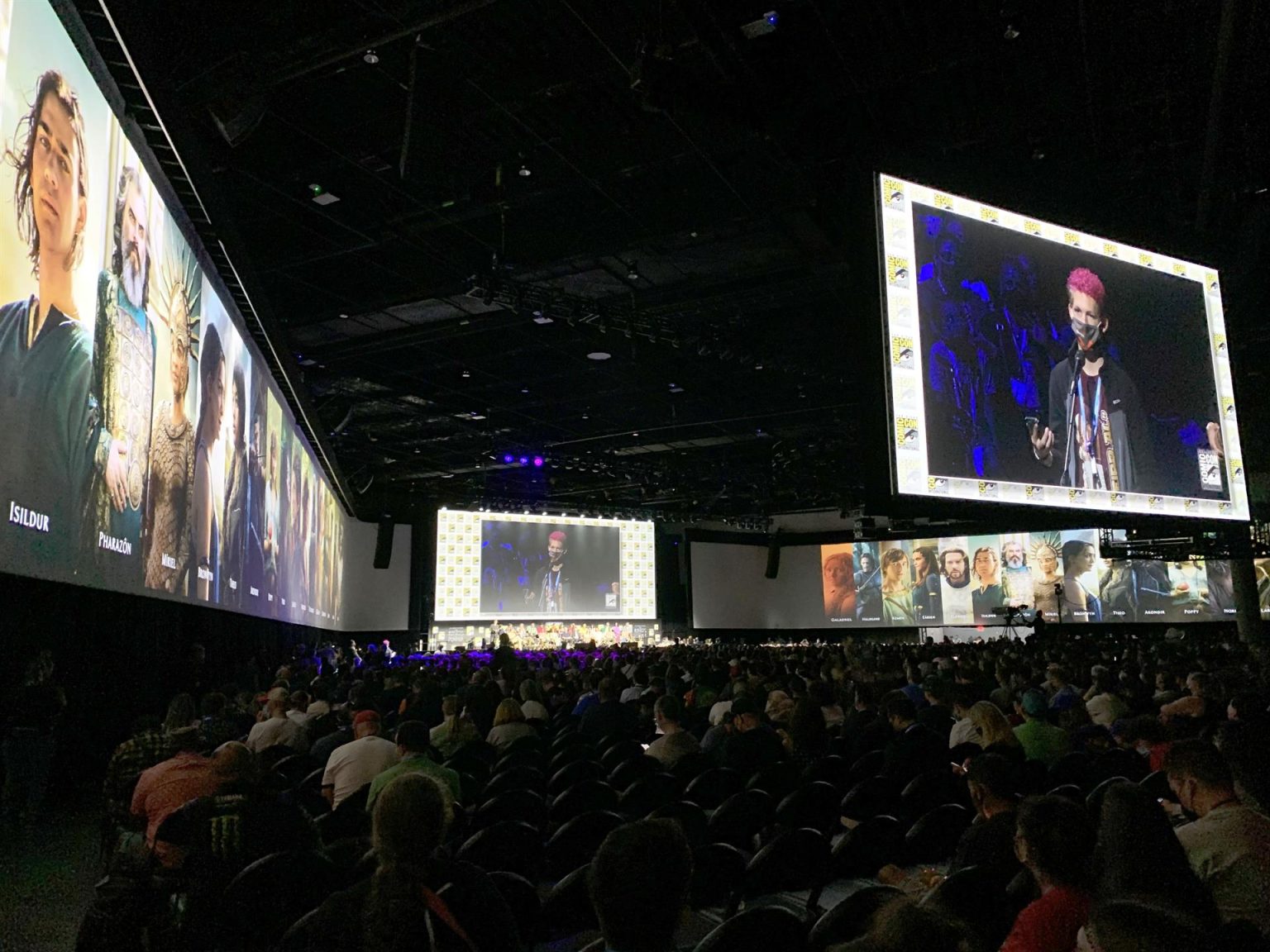 Cientos de personas asisten a la presentación de la serie "The Lord Of The Rings: The Rings of Power" en el Hall H de la Comic-Con, hoy en San Diego, California (EE.UU.). EFE/Javier Romualdo