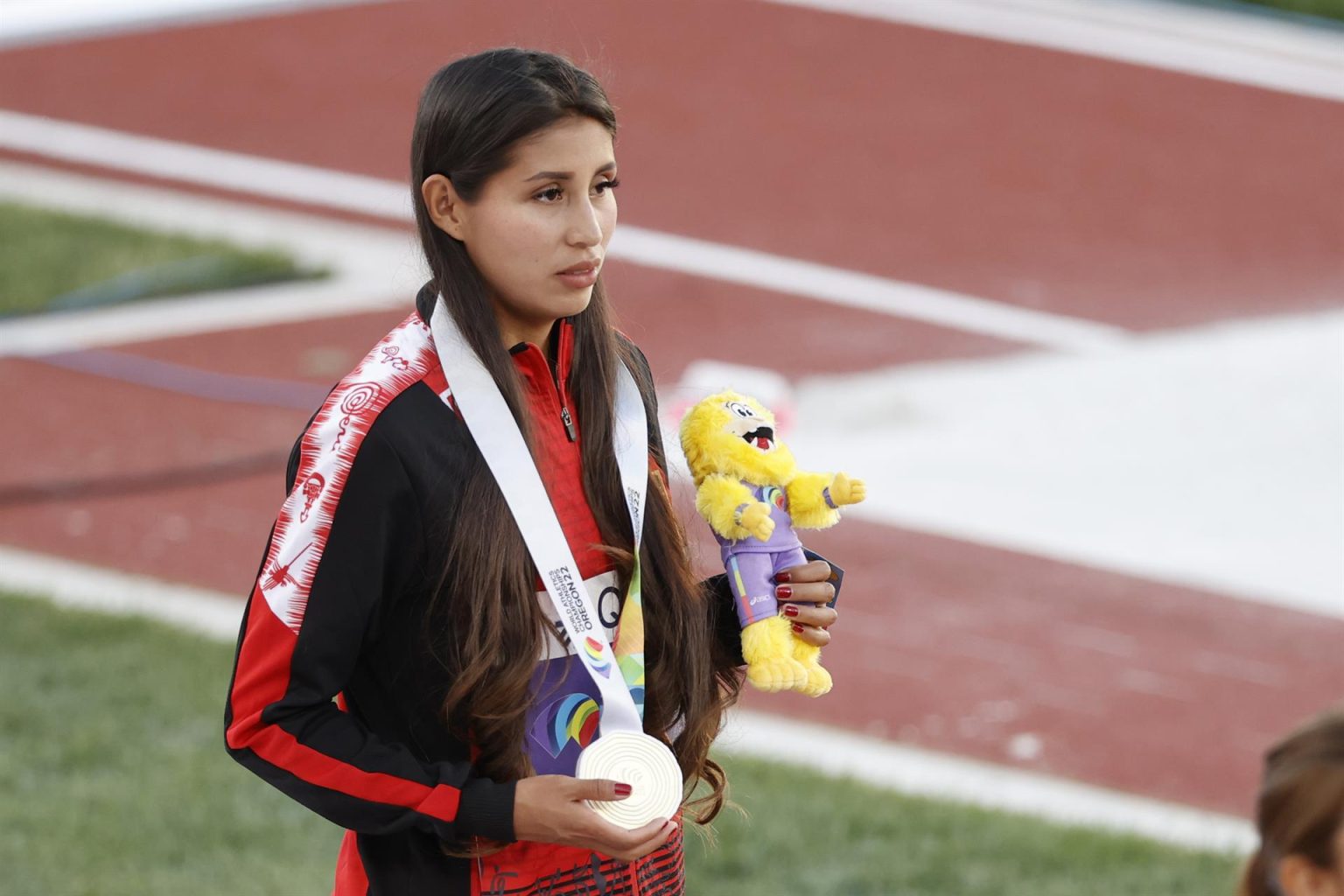 Kimberly Garcia de Perú posa con la medalla de oro de marcha 20km femenina en los Campeonatos del Mundo de atletismo en el estadio Hayward Field en Eugene (Estados Unidos). EFE/ Kai Forsterling