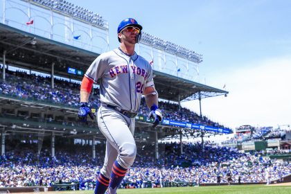 Fotografía der archivo en la que se registró a Pete Alonso, primera base de los Mets de Nueva York, luego de conectar un jonrón, en el estadio Wrigley Field, en Chicago (Illinois, EE.UU.) EFE/Tannen Maury