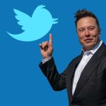 Foto ilustración compuesta donde aparece el fundador de Tesla y SpaceX, Elon Musk, mientras señala al logo de Twitter. EFE/EPA/Twitter