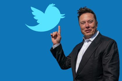 Foto ilustración compuesta donde aparece el fundador de Tesla y SpaceX, Elon Musk, mientras señala al logo de Twitter. EFE/EPA/Twitter