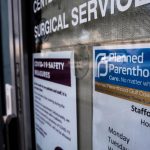 Imagen de archivo de la puerta de una sede de la clínica de servicios reproductivos de la organización Planned Parenthood. EFE/José Luis Castillo