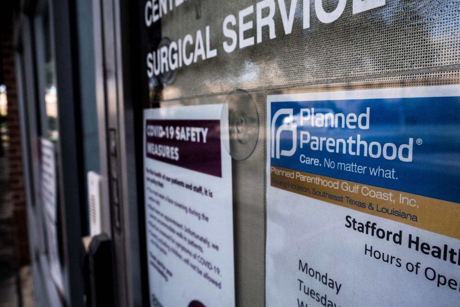 Imagen de archivo de la puerta de una sede de la clínica de servicios reproductivos de la organización Planned Parenthood. EFE/José Luis Castillo