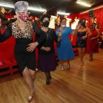 Asistentes bailan en el Salón Los Ángeles, el 22 de julio de 2022, en la Ciudad de México (México). EFE/ Mario Guzmán