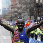 Fotografía de archivo, tomada el 15 de abril de 2019, en la que se registró al fondista keniata Lawrence Cherono (c), al ganar el maratón de Boston, en la capital del estado de Massachusetts (EE.UU.). EFE/CJ Gunther