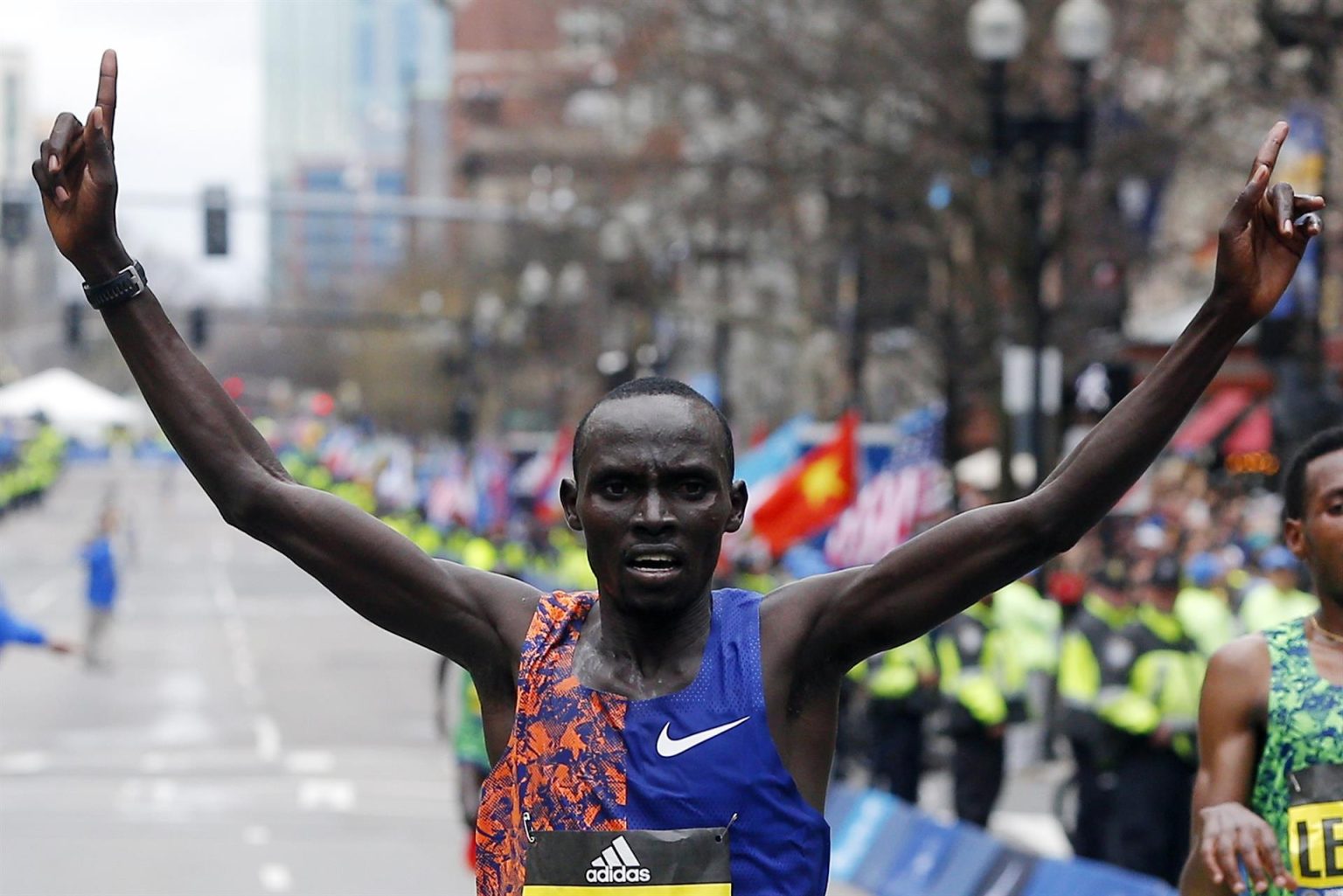 Fotografía de archivo, tomada el 15 de abril de 2019, en la que se registró al fondista keniata Lawrence Cherono (c), al ganar el maratón de Boston, en la capital del estado de Massachusetts (EE.UU.). EFE/CJ Gunther