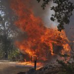 Vista de una casa incendiada por el Incendio Oak en Midpines, California (EE.UU.), este 23 de julio de 2022. EFE/EPA/Peter Da Silva
