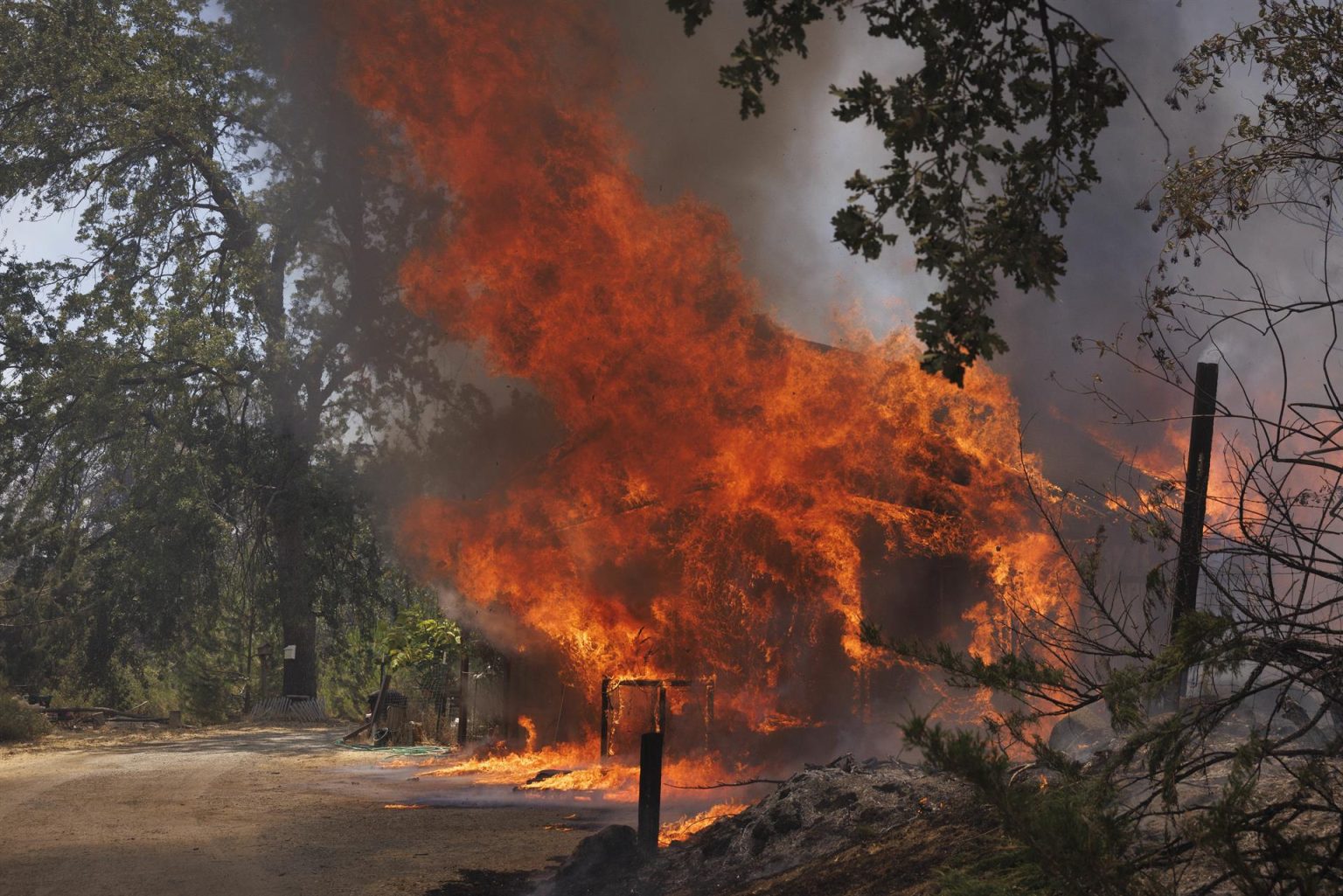 Vista de una casa incendiada por el Incendio Oak en Midpines, California (EE.UU.), este 23 de julio de 2022. EFE/EPA/Peter Da Silva