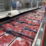 Fotografía de archivo que muestra compradores mientras ven selecciones de carne de primera calidad en el departamento de carnes en un Costco Wholesale de la ciudad de Vacaville, California (EE.UU.). EFE/ John G. Mabanglo