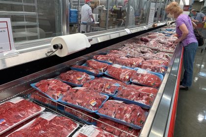 Fotografía de archivo que muestra compradores mientras ven selecciones de carne de primera calidad en el departamento de carnes en un Costco Wholesale de la ciudad de Vacaville, California (EE.UU.). EFE/ John G. Mabanglo