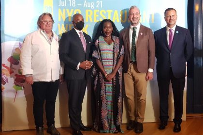 De izquierda a derecha, el chef estadounidense, David Burke, el alcalde de Nueva York, Eric Adams, Tren'ness Woods-Black, nieta de Sylvia Woods, fundadora del restaurante Sylvia's, St. John Frizell, uno de los dueños del restaurante Gage & Tollner, y el presidente y director ejecutivo de "NYC & Company", Fred Dixon, posan hoy durante el lanzamiento de la "Semana de los restaurantes" en una ceremonia celebrada en el restaurante Cage & Tollner en Nueva York. EFE/Jorge Fuentelsaz