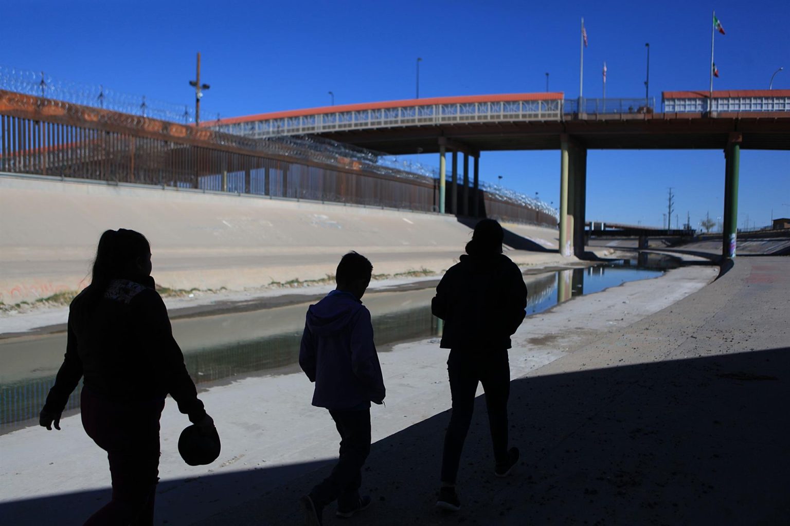 Imagen de archivo de migrantes buscando pasar la frontera en cercanías del Río Bravo, en Ciudad Juárez, estado de Chihuahua (México). EFE/Luis Torres