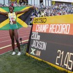 Shericka Jackson de Jamaica celebra ganar la final femenina de 200 m con un nuevo récord de campeonato en el Campeonato Mundial de Atletismo Oregon en Hayward Field en Eugene, Oregon, EE. UU. EFE/EPA/Robert Ghement