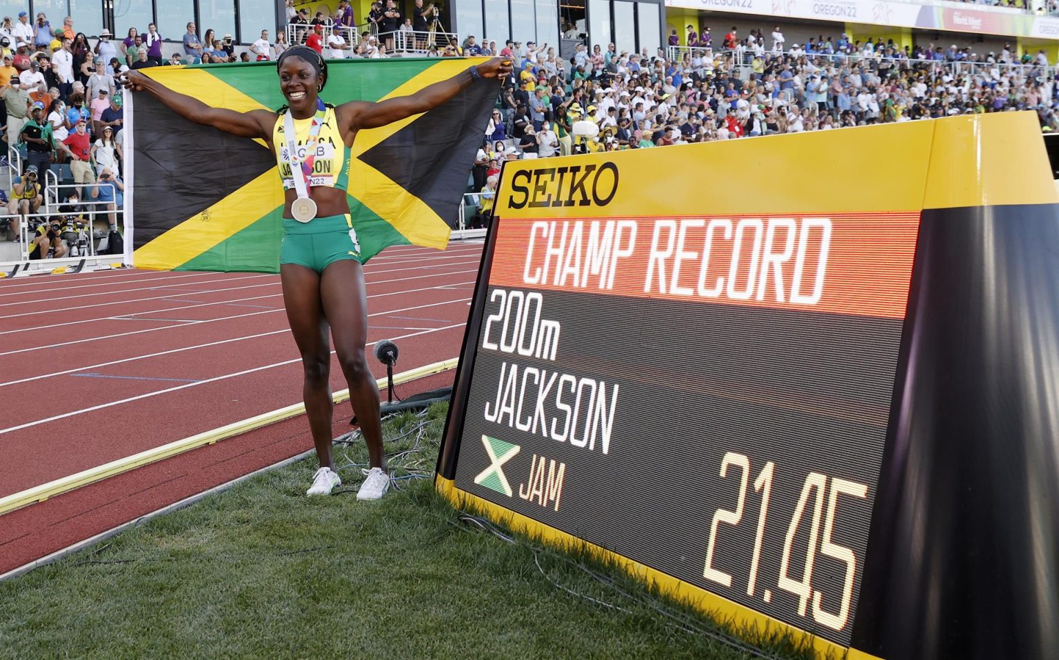 Shericka Jackson de Jamaica celebra ganar la final femenina de 200 m con un nuevo récord de campeonato en el Campeonato Mundial de Atletismo Oregon en Hayward Field en Eugene, Oregon, EE. UU. EFE/EPA/Robert Ghement