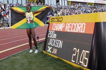 Shericka Jackson de Jamaica celebra ganar la final femenina de 200 m con un nuevo récord de campeonato en el Campeonato Mundial de Atletismo Oregon en Hayward Field en Eugene, Oregon, EE. UU. EFE/EPA/Robert Ghement