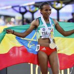 La etíope Gudaf Tsegay celebrar tras ganar la medalla de oro en la prueba de 5.000m en el Campeonato Mundial de Atletismo Oregon22 en Hayward Field en Eugene, Oregón (EE.UU.), este 23 de julio de 2022. EFE/EPA/John G. Mabanglo