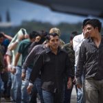 Fotografía de archivo de cientos de inmigrantes deportados de los Estados Unidos que llegan al aeropuerto en Ciudad de Guatemala (Guatemala). EFE/Saul Martinez