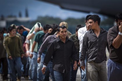 Fotografía de archivo de cientos de inmigrantes deportados de los Estados Unidos que llegan al aeropuerto en Ciudad de Guatemala (Guatemala). EFE/Saul Martinez