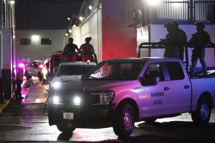 Elementos de la Marina y de la Policía Federal Ministerial, salen en fuerte operativo del Hangar de la Fiscalía General de la República Mexicana, hoy por el traslado del capo Rafael Caro Quintero, al Penal del Altiplano, en el Estado de México. EFE/ José Méndez