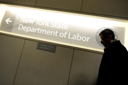 Un hombre pasa ante un letrero en una oficina del Departamento de Trabajo de Nueva York, Estados Unidos. Imagen de archivo. EFE/EFE/Justin Lane