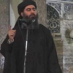 Fotograma de archivo de un vídeo cedido por el grupo Estado Islámico (EI) del califa del EI, Abu Bakr al Bagdadi al Quraishi al Husaini, pronunciando un discurso en una localización sin especificar. EFE/Estado Islámico SOLO USO EDITORIAL[SOLO USO EDITORIAL]