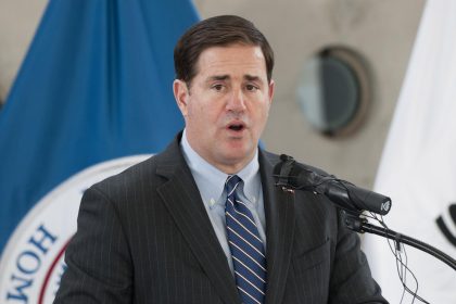 Fotografía de archivo del gobernador de Arizona, Doug Ducey. EFE/GARY WILLIAMS