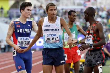 Jacob Krop (R) de Kenia gana el calor 2 de los 5000m masculinos en el Campeonato Mundial de Atletismo Oregon22 en Hayward Field en Eugene, Oregon, EE. UU.. Jakob Ingebrigtsen (L ) de Noruega quedó en segundo lugar y Luis Grijalva de Guatemala tercero. EFE/EPA/John G. Mabanglo