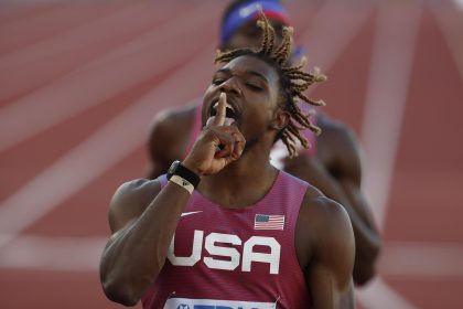 El estadounidense Noah Lyles celebra hoy, en la clasificación de 200m en los Campeonatos mundiales de atletismo que se realizan en el estadio Hayward Field en Eugene (EE.UU.). EFE/ Alberto Estevez