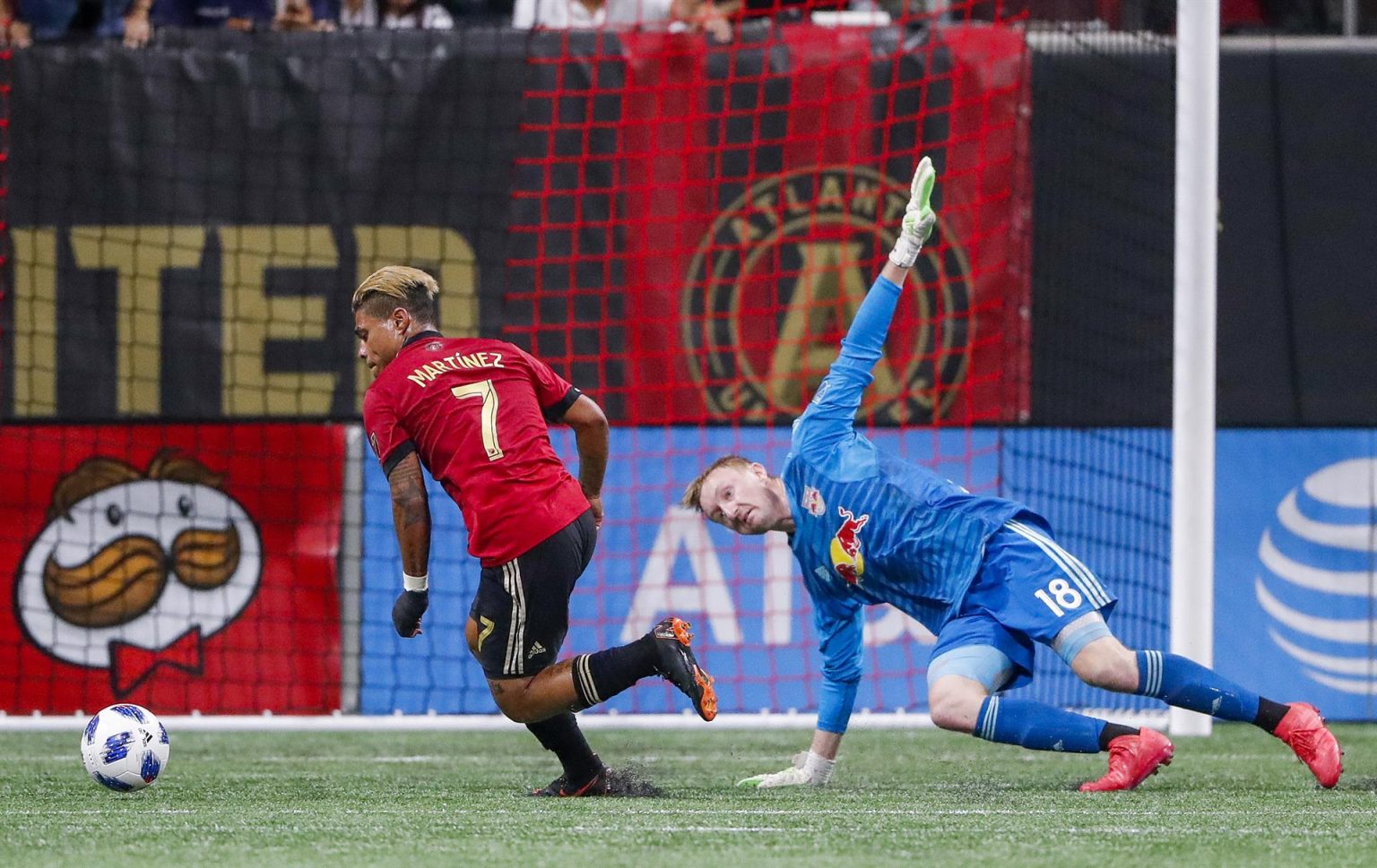 Fotografía de archivo en al que se registró al delantero venezolano del Atlanta United, Josef Martinez (i), quien anotó el gol en la derrota de su equipo 2-1 ante los New York Red Bulls en partido de la MLS. EFE/Erik S. Lesser