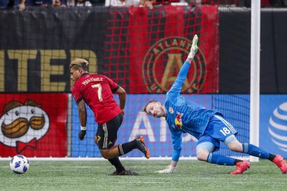 Fotografía de archivo en al que se registró al delantero venezolano del Atlanta United, Josef Martinez (i), quien anotó el gol en la derrota de su equipo 2-1 ante los New York Red Bulls en partido de la MLS. EFE/Erik S. Lesser