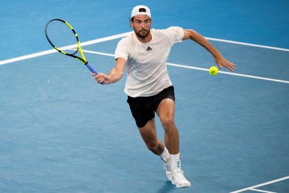 Fotografía de archivo en la que se registró al tenista estadounidense Maxime Cressy, quien se impuso a su compatriota John Isner y alcanzó la final del torneo de Newport (Rhode Island, EE.UU.). EFE/James Gourley