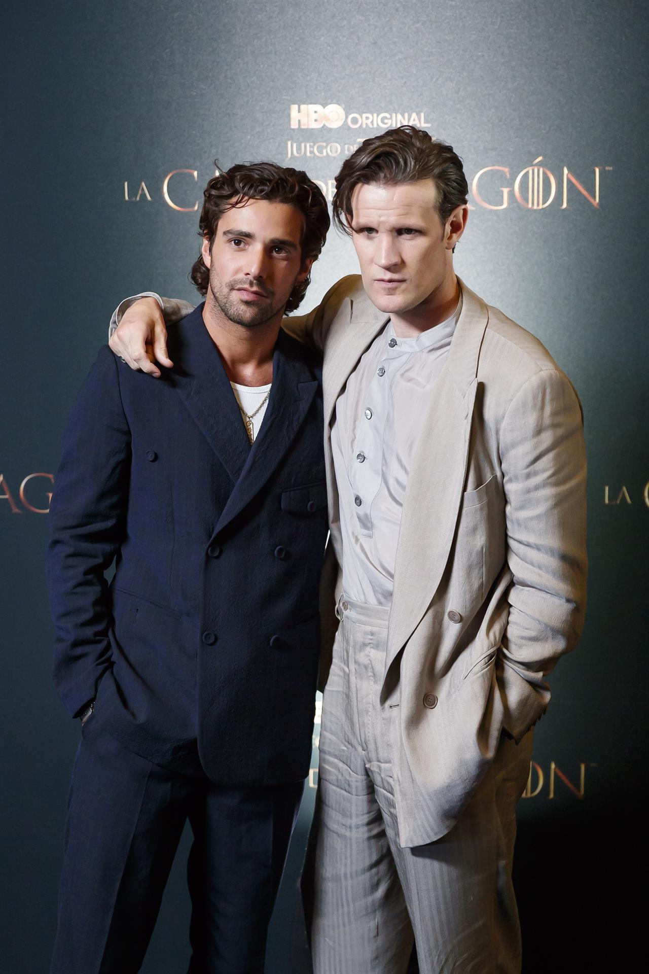 Los actores Fabien Frankel (i) y Matt Smith (d) posan durante una alfombra para la presentación de la serie "House of the Dragon" ("La casa del dragón"), hoy en Ciudad de México. EFE/ José Méndez