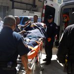 Personal de emergencias médicas transportan a un herido en Puerto Rico. Imagen de archivo. EFE/Thais Llorca