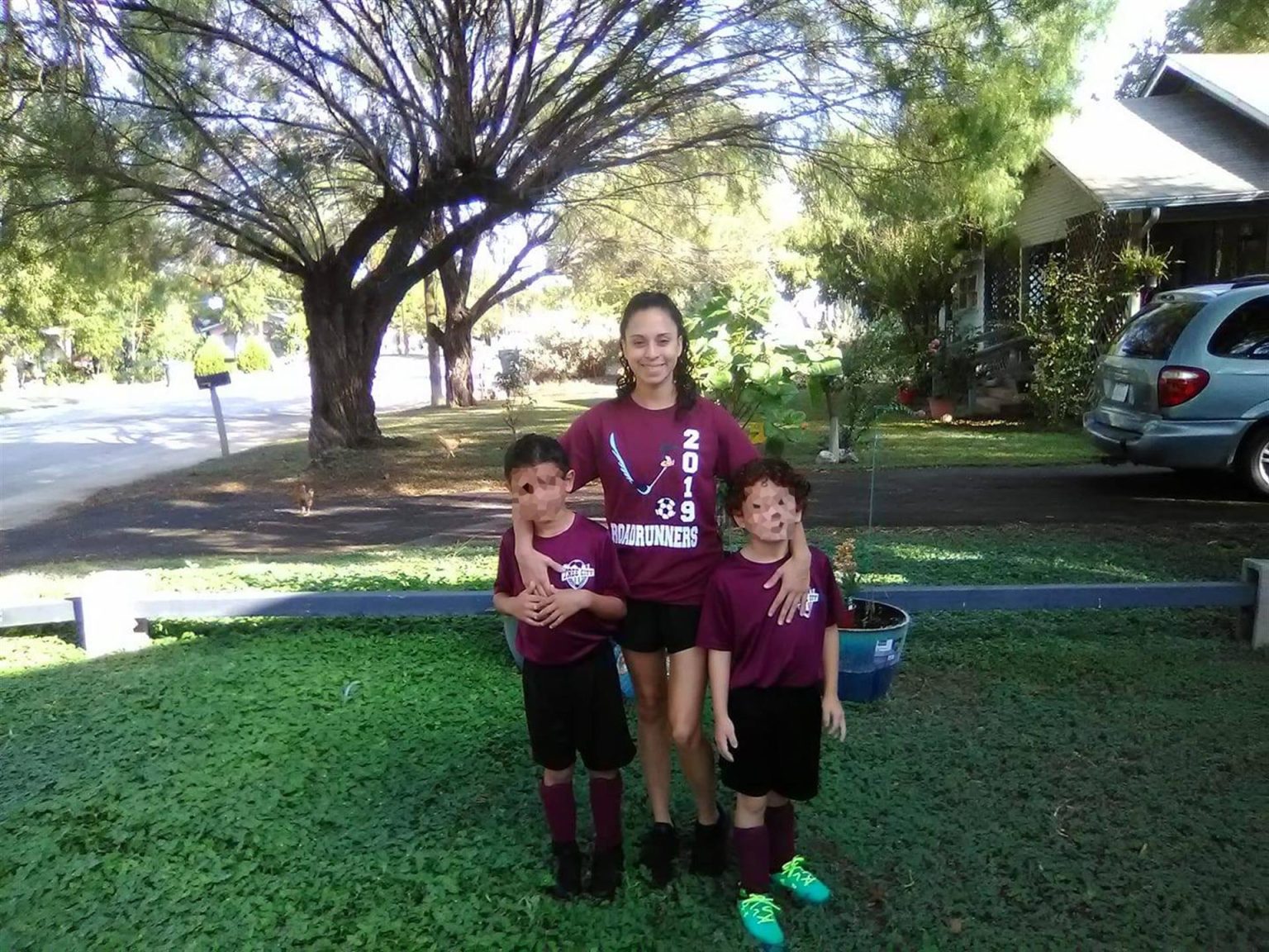 Fotografía personal cedida por Angeli Rose Gómez (c), una madre que se enfrentó a la Policía en Uvalde (Texas) y arriesgó su vida para rescatar a sus hijos del tiroteo en la Escuela Primaria Robb, mientras posa con sus hijos (con sus rostros distorsionados para proteger sus identidades) en la puerta de su casa en Uvalde, Texas (EE.UU.). EFE/ Álbum Angeli Rose Gómez SOLO USO EDITORIAL/NO VENTAS/SOLO DISPONIBLE PARA ILUSTRAR LA NOTICIA QUE ACOMPAÑA/CRÉDITO OBLIGATORIO