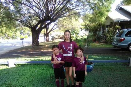 Fotografía personal cedida por Angeli Rose Gómez (c), una madre que se enfrentó a la Policía en Uvalde (Texas) y arriesgó su vida para rescatar a sus hijos del tiroteo en la Escuela Primaria Robb, mientras posa con sus hijos (con sus rostros distorsionados para proteger sus identidades) en la puerta de su casa en Uvalde, Texas (EE.UU.). EFE/ Álbum Angeli Rose Gómez SOLO USO EDITORIAL/NO VENTAS/SOLO DISPONIBLE PARA ILUSTRAR LA NOTICIA QUE ACOMPAÑA/CRÉDITO OBLIGATORIO