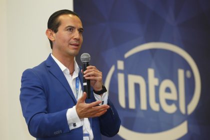 El director de Relaciones con Gobierno de Intel en México, Isaac Ávila, participa en una conferencia en las instalaciones de Intel Centro de Diseño Guadalajara (GDC), el 8 de julio de 2022 en la ciudad de Zapopan, Jalisco (México). EFE/ Francisco Guasco