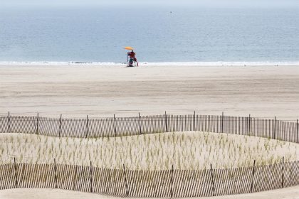 Un salvavidas es visto en la playa de Coney Island durante una mañana fría, en Brooklyn, Nueva York (Estados Unidos). Imagen de archivo. EFE/JUSTIN LANE