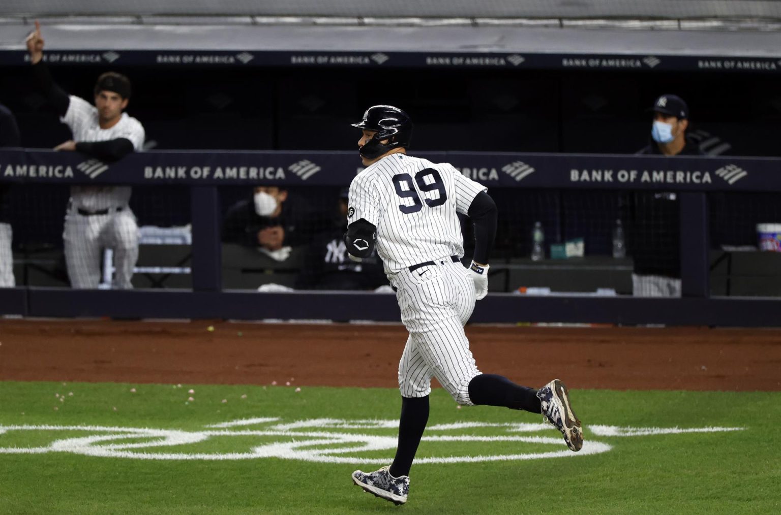 "El Juez", como es conocido Judge, puso a vibrar el Yankee Stadium de Nueva York con su cuarto tablazo de vuelta completa en sus últimos tres partidos, consolidándose como el líder de este renglón en las Grandes Ligas. Foto de archivo. EFE/EPA/JASON SZENES