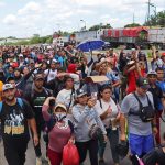 Cientos de migrantes caminan en caravana hoy, en el municipio de Tapachula, en el estado de Chiapas (México). EFE/Juan Manuel Blanco
