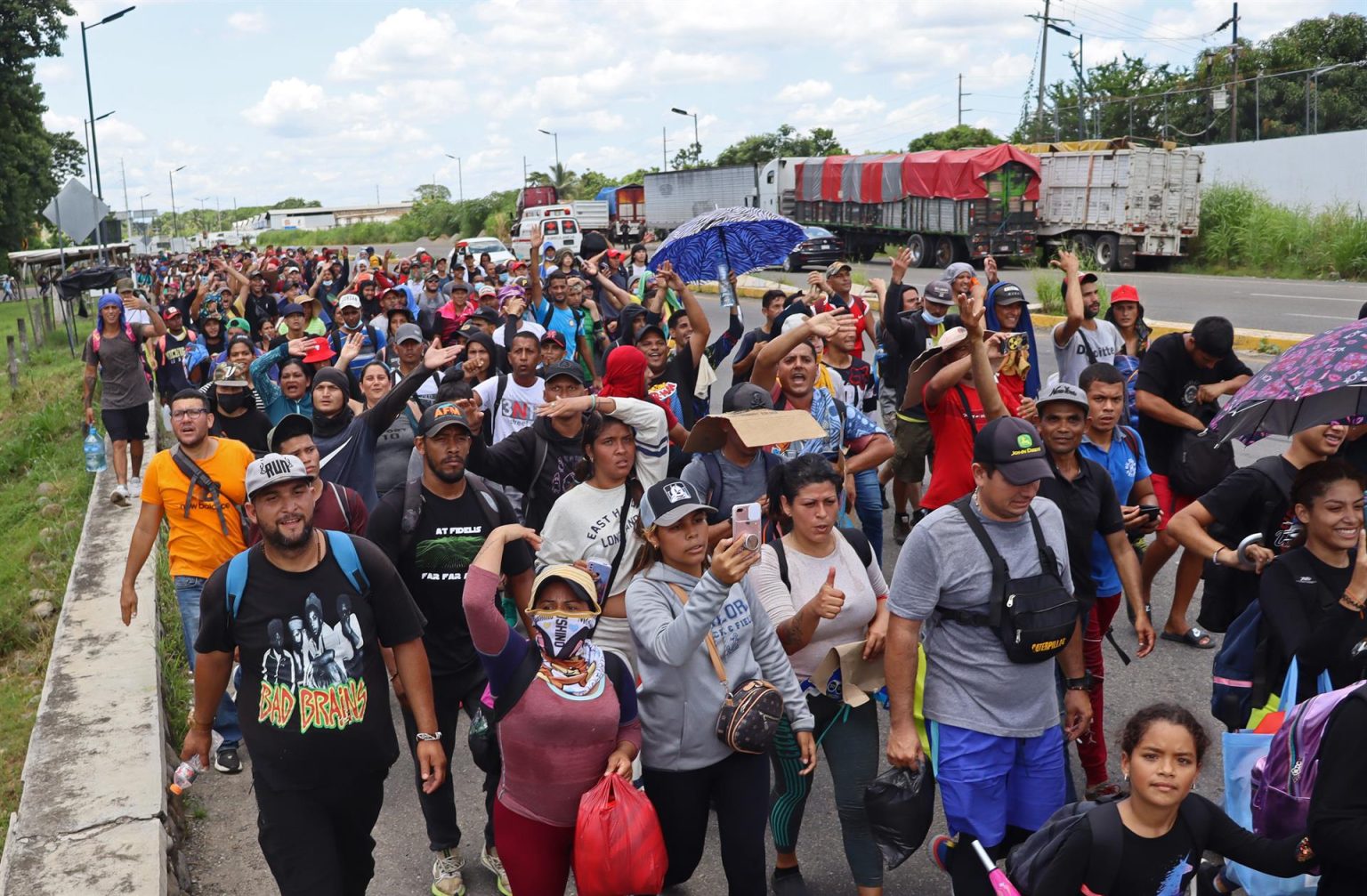 Cientos de migrantes caminan en caravana hoy, en el municipio de Tapachula, en el estado de Chiapas (México). EFE/Juan Manuel Blanco