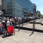 Varias personas asisten a la entrega de alimentos de la despensa de NeON Kitchen hoy en El Bronx, Nueva York (EE.UU.). EFE/ Ruth Hernández