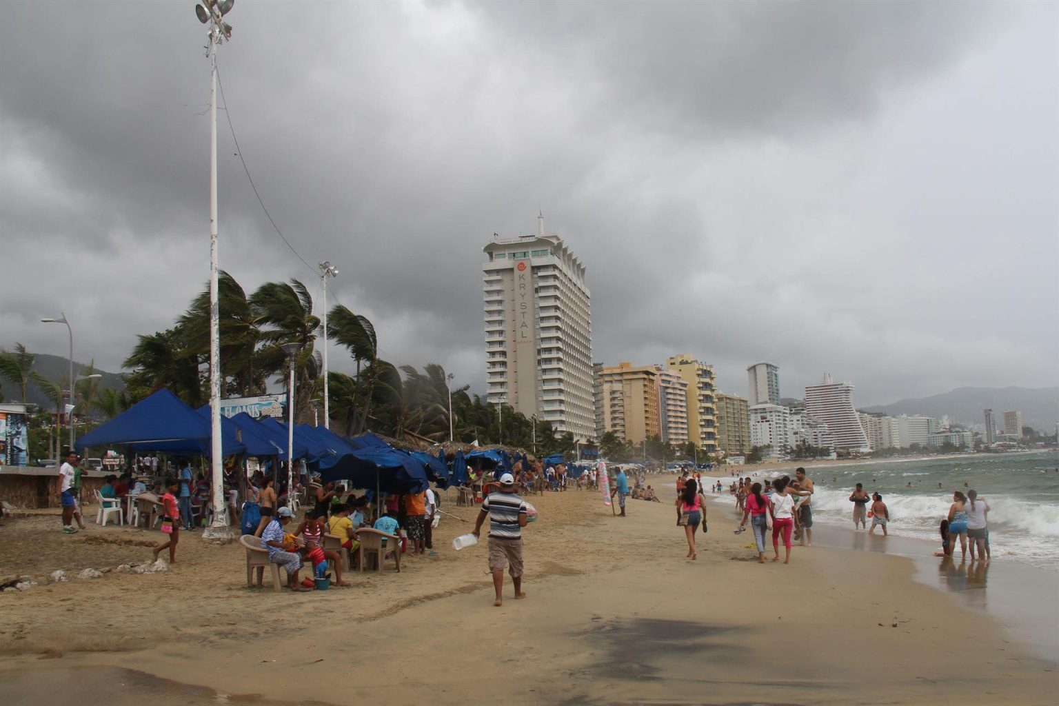 Fotografía de archivo de un aspecto general de la nubosidad en el puerto de Acapulco propiciado por una tormenta tropical, en Acapulco en el Pacífico mexicano. EFE/Francisca Meza