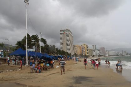 Fotografía de archivo de un aspecto general de la nubosidad en el puerto de Acapulco propiciado por una tormenta tropical, en Acapulco en el Pacífico mexicano. EFE/Francisca Meza