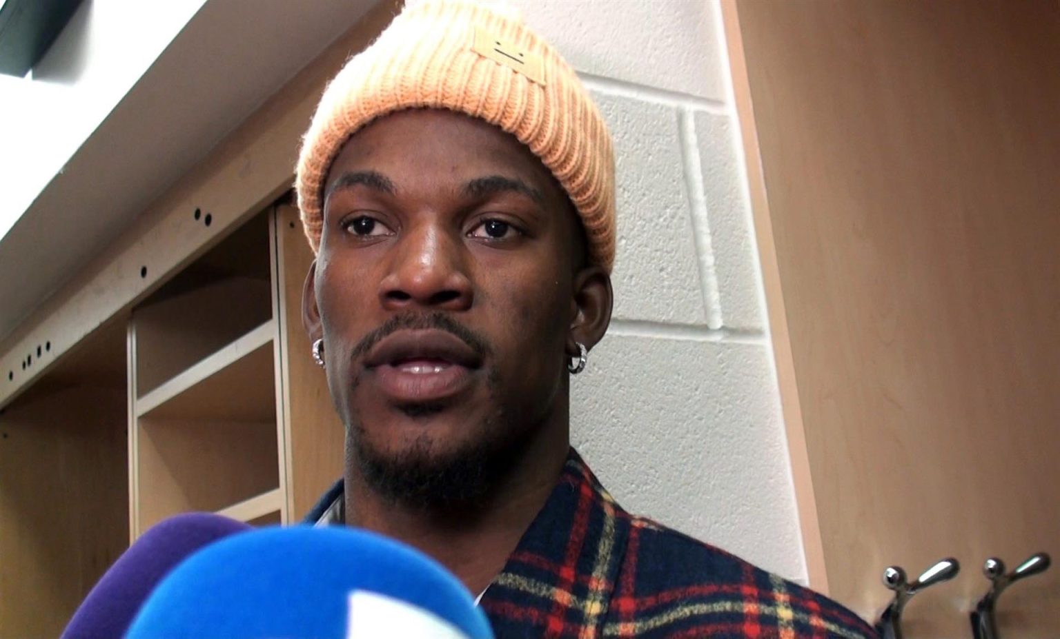 Fotografía de archivo en la que se registró a Jimmy Butler, escolta de los Heat de Miami, en Houston (Texas, EE.UU.). Butler jugó este domingo baloncesto con aficionados en una cancha pública de Quito (Ecuador). EFE/Marcelino Benito